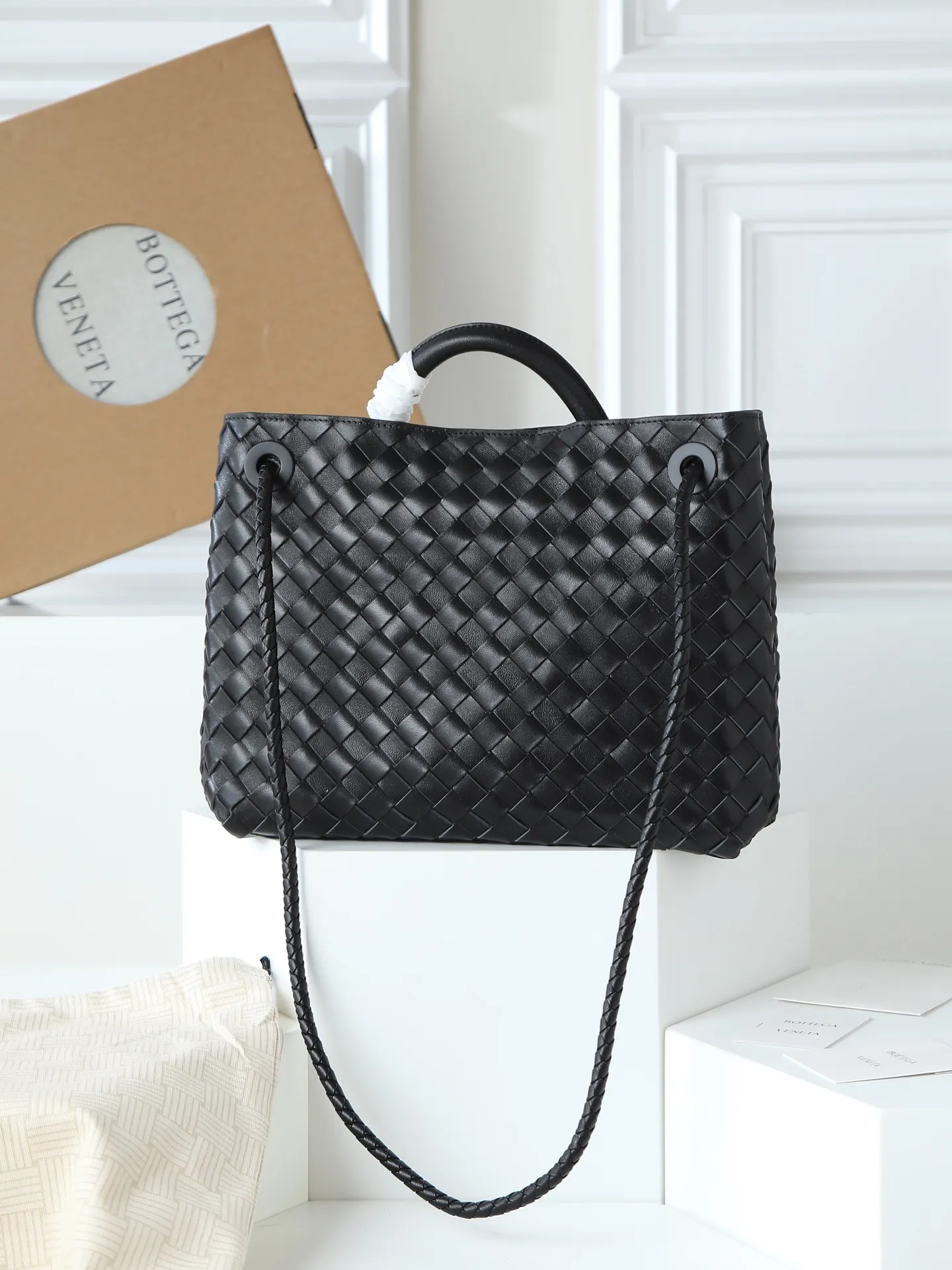 1550. Andiamo is shipping‼ ️Really popular🔥The new Andiamo woven handbag launched by Bottega Veneta this season is really popular all over the world! ! Celebrities at home and abroad have worn it, and Oscar-winning actress Michelle Yeoh has taken it out on the street. Song Jia, Trai Yala, Yu Feihong, Sanji Ayaka, Rosie Hunting-Whiteley, Yoshioka Riho, etc. have all worn this bag. It is classic and versatile and shows off your temperament, and the bag capacity is also large, which is very convenient for daily commuting! ! A variety of carrying methods, the shoulder straps can be adjusted by yourself, the original lambskin feels soft and delicate, and the unisex style breaks gender boundaries and brings a more practical and longer-lasting use experience. Andiamo, which has both elegant and casual styles, perfectly interprets the true appearance of "fashionable old money style". Style number: 766016 Size: 32*24*12